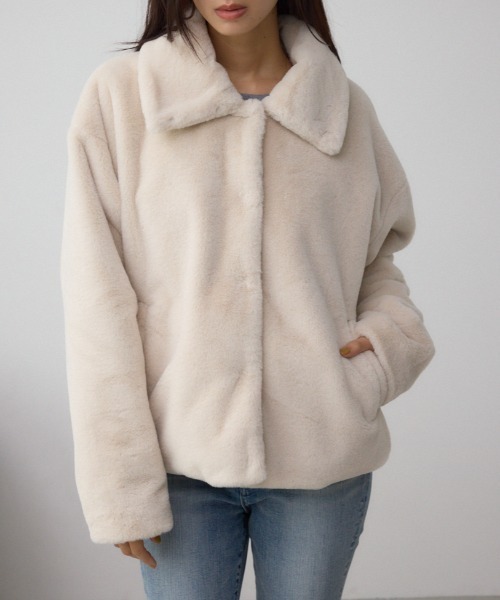 AZUL by moussy（アズールバイマウジー）の「スタンド2WAYファーショートコート（ブルゾン・レディース・アイボリー/ブラック/グレー/ブラウン系その他・SMALL/MEDIUM）」の2枚目の写真