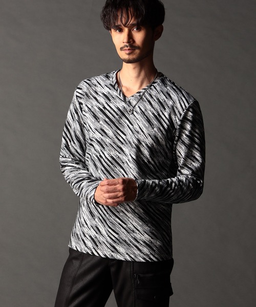 NICOLE CLUB FOR MEN（ニコルクラブフォーメン）の「バイアスブリスタージャカード Vネックプルオーバー（Tシャツ/カットソー・メンズ・ブルー系/ホワイト系その他/チャコールグレー×ブラック/ホワイト系・X-LARGE/LARGE/MEDIUM）」の2枚目の写真