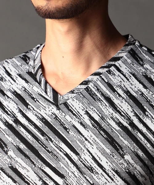 NICOLE CLUB FOR MEN（ニコルクラブフォーメン）の「バイアスブリスタージャカード Vネックプルオーバー（Tシャツ/カットソー・メンズ・ブルー系/ホワイト系その他/チャコールグレー×ブラック/ホワイト系・X-LARGE/LARGE/MEDIUM）」の11枚目の写真