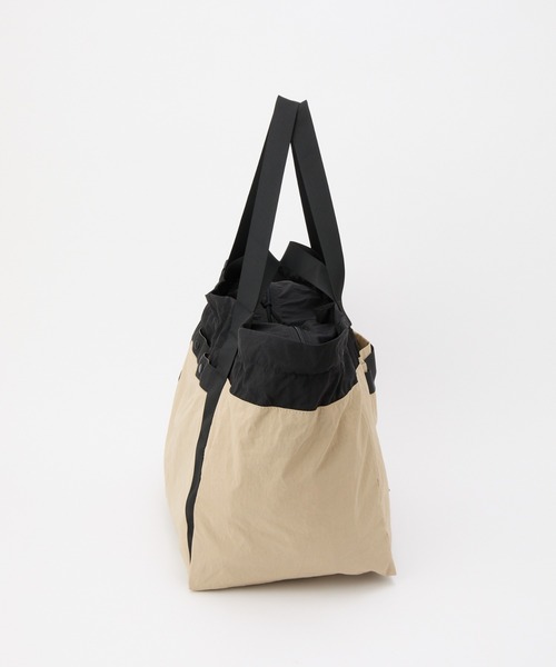 COLONY 2139（コロニートゥーワンスリーナイン）の「超軽量290g 撥水ポケッタブルラージトートバッグ（トートバッグ・メンズ・ベージュ/ブラック・FREE）」の10枚目の写真