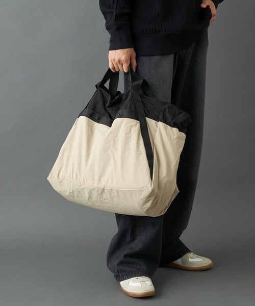 COLONY 2139（コロニートゥーワンスリーナイン）の「超軽量290g 撥水ポケッタブルラージトートバッグ（トートバッグ・メンズ・ベージュ/ブラック・FREE）」の21枚目の写真