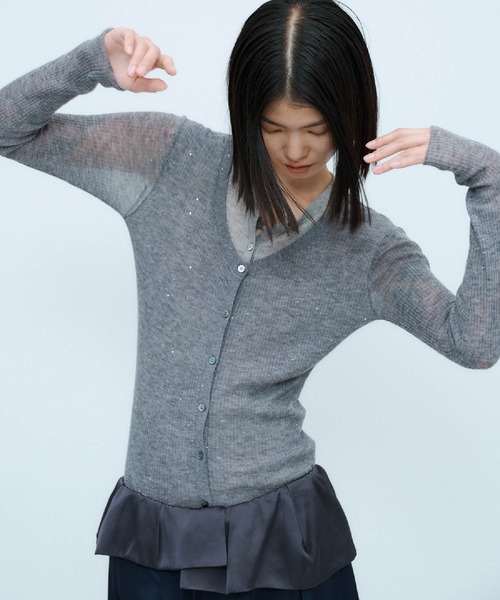 THINGS THAT MATTER(シングス ザット マター)の「SPARKLE SHEER KNIT CARDIGAN / スパークルシアーニットカーディガン(カーディガン/ボレロ・レディース・グレー/ブラック/ライトグレー・FREE)」の4枚目の写真