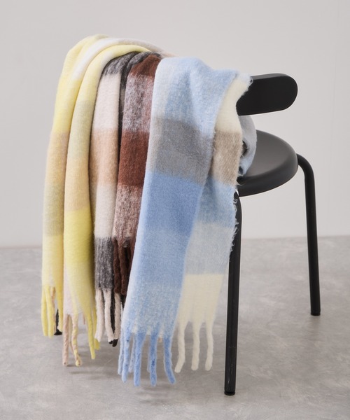 VIS（ビス）の「ふわふわフリンジチェックマフラー/静電気防止（マフラー・レディース・チャコールグレー/イエロー系その他2/ブラウン系その他3/ブルー系その他4・FREE）」の5枚目の写真