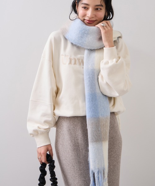 VIS（ビス）の「ふわふわフリンジチェックマフラー/静電気防止（マフラー・レディース・チャコールグレー/イエロー系その他2/ブラウン系その他3/ブルー系その他4・FREE）」の9枚目の写真