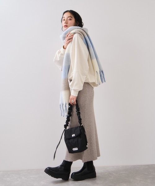 VIS（ビス）の「ふわふわフリンジチェックマフラー/静電気防止（マフラー・レディース・チャコールグレー/イエロー系その他2/ブラウン系その他3/ブルー系その他4・FREE）」の7枚目の写真