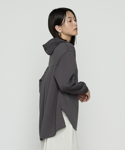 Gabardine K.T(ギャバジンケーティー)の「レーヨンミックスダンボール フーディプルオーバー(Tシャツ/カットソー・レディース・チャコール/ライトベージュ/グレー系その他・9号/7号)」の4枚目の写真