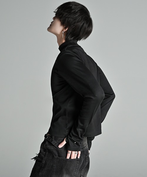 ADRER（アドラー）の「High Neck Compact Long T / ハイネックコンパクトロングT（Tシャツ/カットソー・メンズ・ブラック/ホワイト・S/XS/M/L）」の9枚目の写真