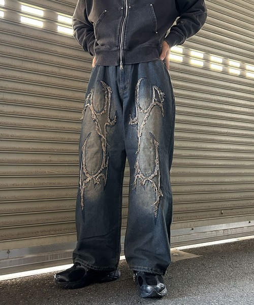 NYLAUS(ナイラス)の「【NYS】トライバル カットオフモチーフ バギーパンツ ワイドデニムパンツ(デニムパンツ・メンズ・ブラック/ブルー・M/L)」の2枚目の写真