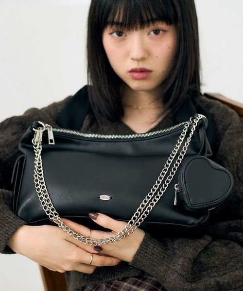Heather（ヘザー）の「チャーム付きWポケットBAG　613979（ショルダーバッグ・レディース・アイボリー/ブラック/ベージュ/ピンク・ONE SIZE）」の6枚目の写真