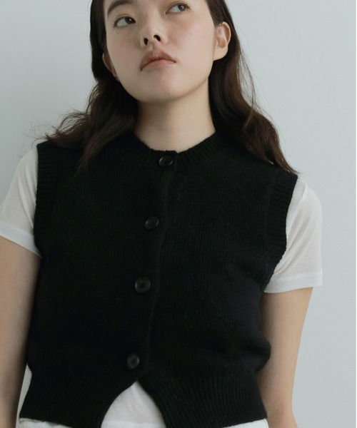 トップス anuke Crewneck Botton Vest Crewneck Botton Vest（ベスト）｜anuke（アンヌーク）のファッション