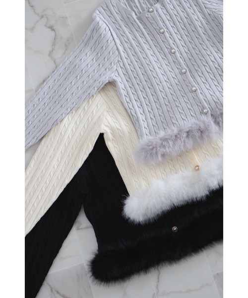 tocco closet（トッコ　クローゼット）の「【ZOZO限定】パール釦裾ファーケーブルニットカーディガン（ニット/セーター・レディース・ブラック/オフホワイト/グレー・M）」の4枚目の写真