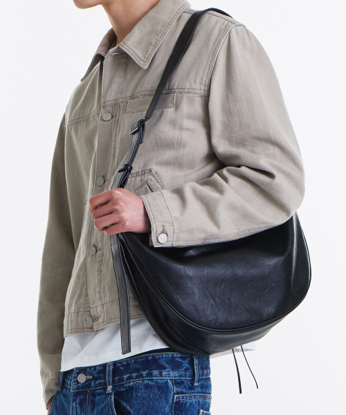 KICHUL(キチョル)の「ALL-DAY MIDDLE CROSS BAG (BLACK)(メッセンジャーバッグ・レディース・その他・FREE)」の1枚目の写真