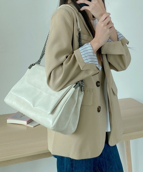 gossip!ロサンゼルス(ゴシップロサンゼルス)の「Y2Kガーリー大容量レトロショルダーバッグ(A5対応)(ショルダーバッグ・レディース・アイボリー/ブラック・FREE)」の2枚目の写真