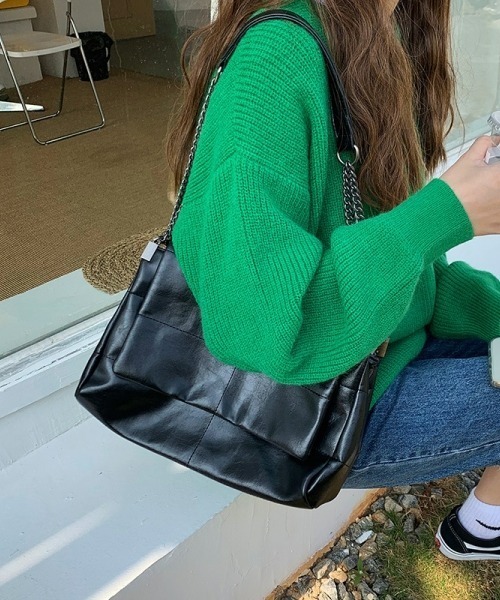 gossip!ロサンゼルス(ゴシップロサンゼルス)の「Y2Kガーリー大容量レトロショルダーバッグ(A5対応)(ショルダーバッグ・レディース・アイボリー/ブラック・FREE)」の4枚目の写真