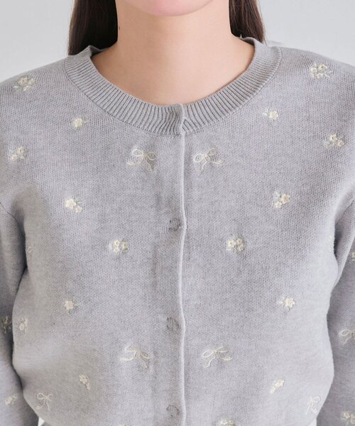 OLIVE des OLIVE(オリーブデオリーブ)の「花刺繍ファーティペット付きニット(ニット/セーター・レディース・トップグレー/オフホワイト/ブラック・FREE)」の4枚目の写真