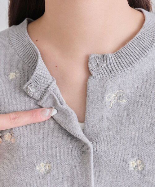 OLIVE des OLIVE(オリーブデオリーブ)の「花刺繍ファーティペット付きニット(ニット/セーター・レディース・トップグレー/オフホワイト/ブラック・FREE)」の5枚目の写真