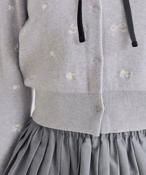 OLIVE des OLIVE(オリーブデオリーブ)の「花刺繍ファーティペット付きニット(ニット/セーター・レディース・トップグレー/オフホワイト/ブラック・FREE)」の6枚目の写真