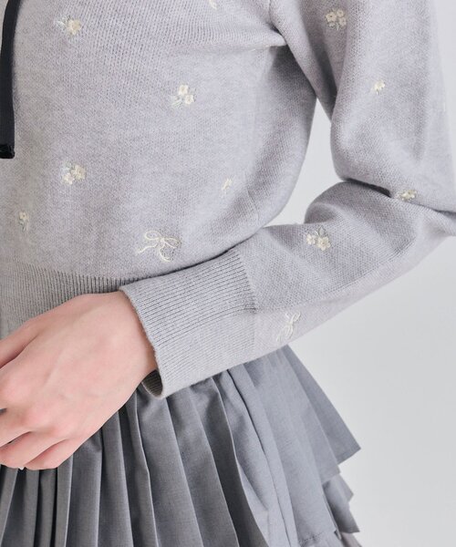 OLIVE des OLIVE(オリーブデオリーブ)の「花刺繍ファーティペット付きニット(ニット/セーター・レディース・トップグレー/オフホワイト/ブラック・FREE)」の7枚目の写真