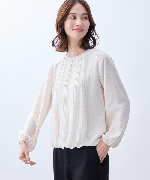 A/C DESIGN BY ALPHA CUBIC(エーシーデザインバイアルファキュービック)の「プリーツシフォンブラウス【無地・ドット柄】(Tシャツ/カットソー・レディース・オフホワイト/ピンク/ネイビー・M/L/LL/3L)」の1枚目の写真