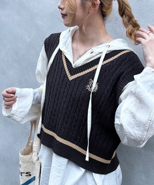 DOUBLE NAME（ダブルネーム）の「ワンポイント刺しゅうラインニットベスト（ニット/セーター・レディース・オフホワイト/グリーン/ブラック系その他・FREE）」の4枚目の写真