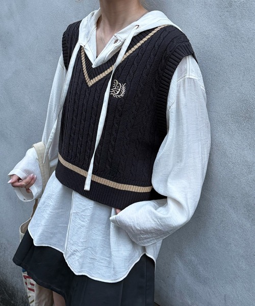 DOUBLE NAME（ダブルネーム）の「ワンポイント刺しゅうラインニットベスト（ニット/セーター・レディース・オフホワイト/グリーン/ブラック系その他・FREE）」の5枚目の写真