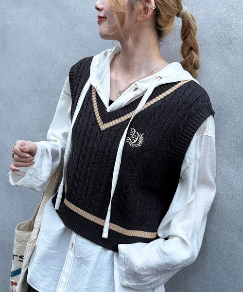 DOUBLE NAME（ダブルネーム）の「ワンポイント刺しゅうラインニットベスト（ニット/セーター・レディース・オフホワイト/グリーン/ブラック系その他・FREE）」の6枚目の写真