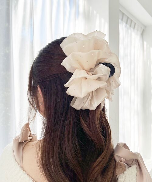 MAJESTIC LEGON(マジェスティックレゴン)の「キラキラボリュームヘアクリップ(バレッタ/ヘアクリップ・レディース・アイボリー/ブラック・FREE)」の4枚目の写真