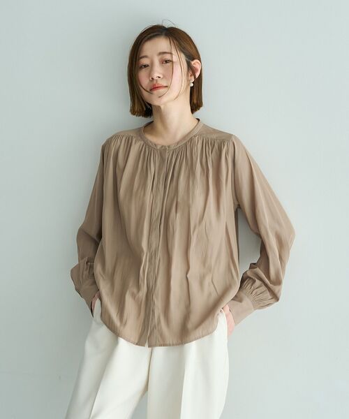 YECCA VECCA(イェッカヴェッカ)の「ギャザーブラウス(シャツ/ブラウス・レディース・グレイッシュベージュ/ライトブルー/ベージュ/ネイビー・FREE)」の8枚目の写真