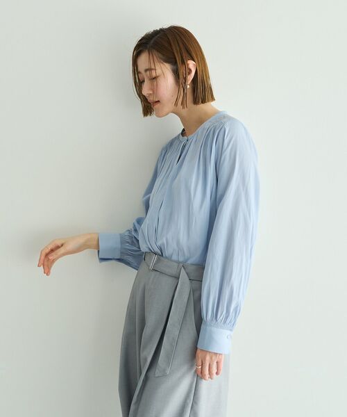 YECCA VECCA(イェッカヴェッカ)の「ギャザーブラウス(シャツ/ブラウス・レディース・グレイッシュベージュ/ライトブルー/ベージュ/ネイビー・FREE)」の11枚目の写真