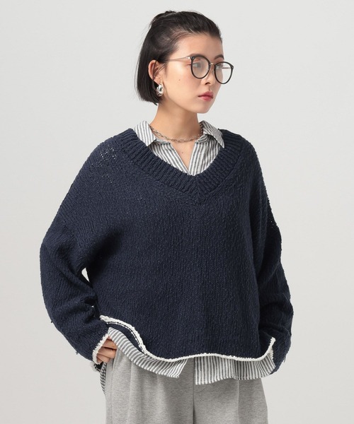 BAYFLOW（ベイフロー）の「[春まで着られる]カラーヘムVネックニットプルオーバー（ニット/セーター・レディース・ネイビー/グレイッシュベージュ/オフホワイト・FREE）」の4枚目の写真