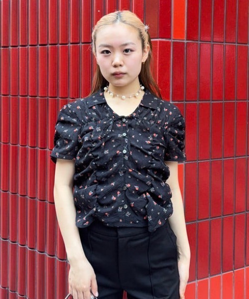 Ray BEAMS(レイビームス)の「フラワー プリント シャーリング シャツ 26SS 花柄 ショート丈 洗える イージーケア 夏 ブラウス(シャツ/ブラウス・レディース・オフホワイト/ブラック・ONE SIZE)」の2枚目の写真