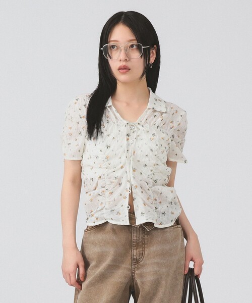 Ray BEAMS(レイビームス)の「フラワー プリント シャーリング シャツ 26SS 花柄 ショート丈 洗える イージーケア 夏 ブラウス(シャツ/ブラウス・レディース・オフホワイト/ブラック・ONE SIZE)」の3枚目の写真