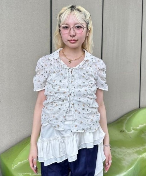 Ray BEAMS(レイビームス)の「フラワー プリント シャーリング シャツ 26SS 花柄 ショート丈 洗える イージーケア 夏 ブラウス(シャツ/ブラウス・レディース・オフホワイト/ブラック・ONE SIZE)」の5枚目の写真