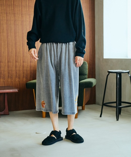 THRIFTY LOOK（スリフティールック）の「THRIFTY LOOK / スリフティールック VIET-NAM EMBROIDERY BIGGEST SHORTS 刺繍 ビッグシルエット ショートパンツ（その他パンツ・メンズ・グレー/ブラック・SMALL/MEDIUM/LARGE）」の2枚目の写真