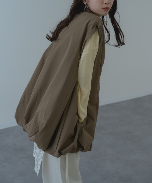 refinedworks（リファインドワークス）の「【refinedworks】ナイロン 生地を使用した バルーンベスト！（その他アウター・レディース・ベージュ/ブラック・FREE）」の2枚目の写真