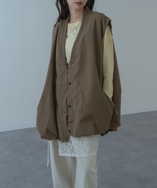 refinedworks（リファインドワークス）の「【refinedworks】ナイロン 生地を使用した バルーンベスト！（その他アウター・レディース・ベージュ/ブラック・FREE）」の7枚目の写真