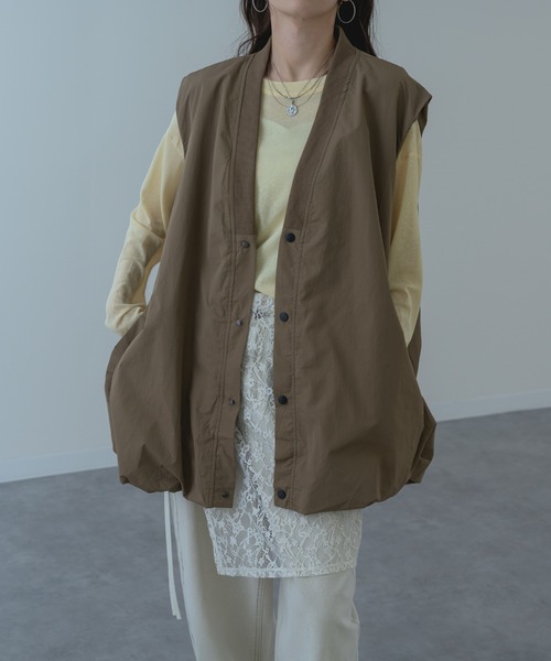 refinedworks（リファインドワークス）の「【refinedworks】ナイロン 生地を使用した バルーンベスト！（その他アウター・レディース・ベージュ/ブラック・FREE）」の8枚目の写真