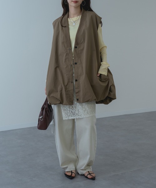 refinedworks（リファインドワークス）の「【refinedworks】ナイロン 生地を使用した バルーンベスト！（その他アウター・レディース・ベージュ/ブラック・FREE）」の4枚目の写真