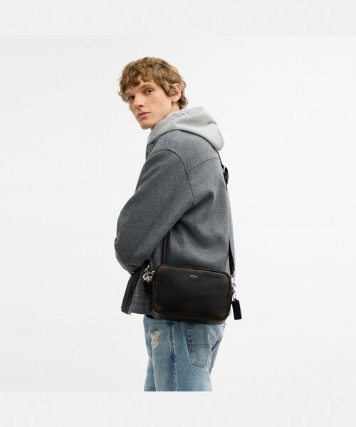 ラジオ カメラ バッグ・ラブド レザー（ショルダーバッグ）｜COACH