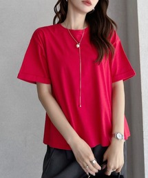 さり気ない袖デザインで差がつくベーシックTシャツ