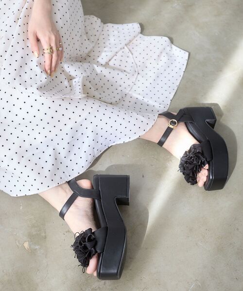 MAJESTIC LEGON（マジェスティックレゴン）の「ミルフィーユフリル厚底サンダル（サンダル・レディース・アイボリー/ブラック/ライトグレー/ホワイト系その他2・SMALL/MEDIUM/LARGE/X-LARGE）」の3枚目の写真