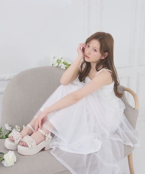 MAJESTIC LEGON（マジェスティックレゴン）の「ミルフィーユフリル厚底サンダル（サンダル・レディース・アイボリー/ブラック/ライトグレー/ホワイト系その他2・SMALL/MEDIUM/LARGE/X-LARGE）」の6枚目の写真