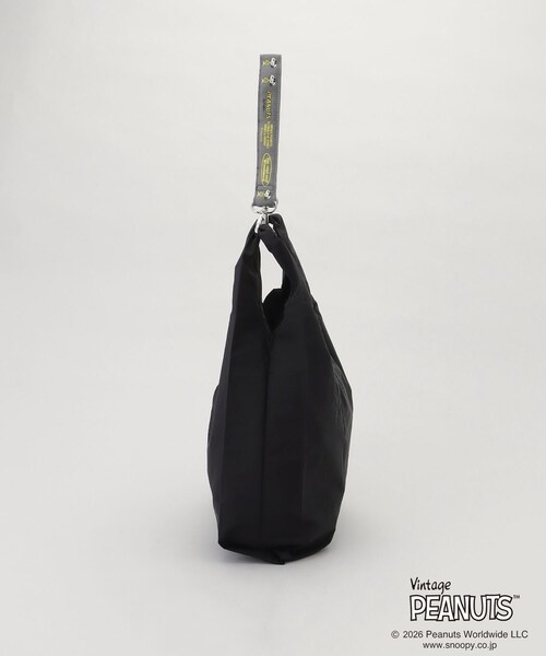 212 KITCHEN STORE(トゥワントゥキッチンストア)の「PEANUTS ストラップ付きショッパーバッグ BLACK(エコバッグ/サブバッグ・レディース・その他・00)」の3枚目の写真