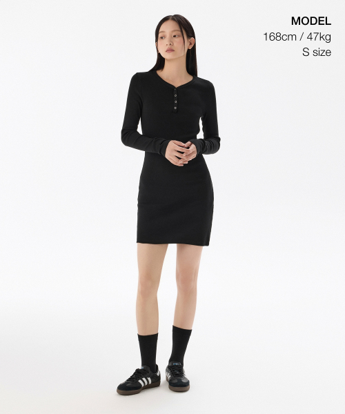 MUSINSA STANDARD WOMAN（ムシンサスタンダードウーマン）の「ウィメンズリブドワイネック長袖ミニドレス[ブラック]（ワンピース・レディース・その他・X-SMALL/SMALL/MEDIUM/LARGE）」の2枚目の写真