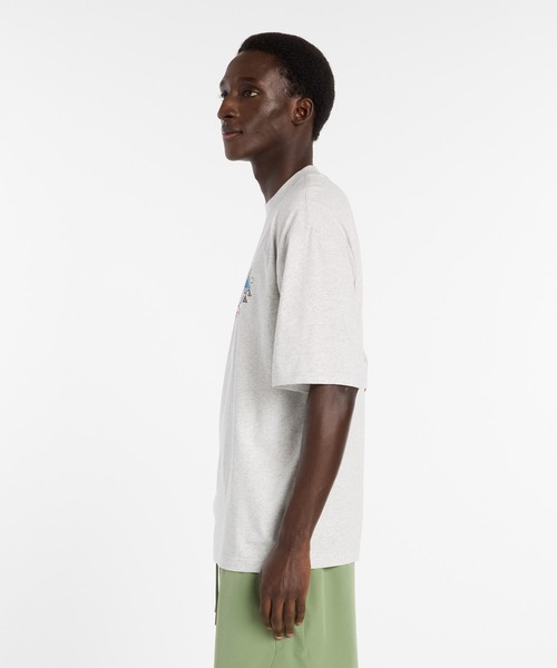NEW BALANCE(ニューバランス)の「Ghica ラインアップオーバーサイズTシャツ(Tシャツ/カットソー・メンズ・サンドグレー/ブルー・MEDIUM/LARGE/X-LARGE/XX-LARGE)」の3枚目の写真