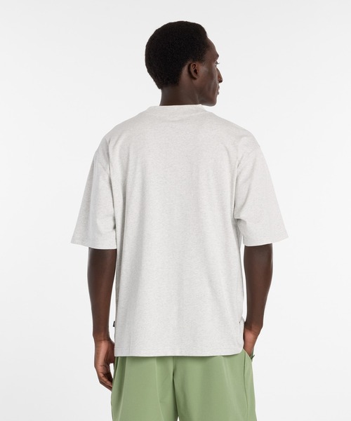 NEW BALANCE(ニューバランス)の「Ghica ラインアップオーバーサイズTシャツ(Tシャツ/カットソー・メンズ・サンドグレー/ブルー・MEDIUM/LARGE/X-LARGE/XX-LARGE)」の4枚目の写真
