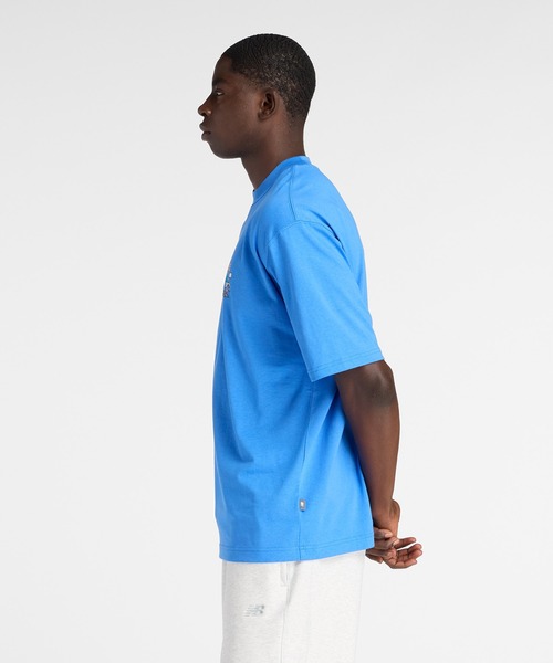 NEW BALANCE(ニューバランス)の「Ghica ラインアップオーバーサイズTシャツ(Tシャツ/カットソー・メンズ・サンドグレー/ブルー・MEDIUM/LARGE/X-LARGE/XX-LARGE)」の8枚目の写真