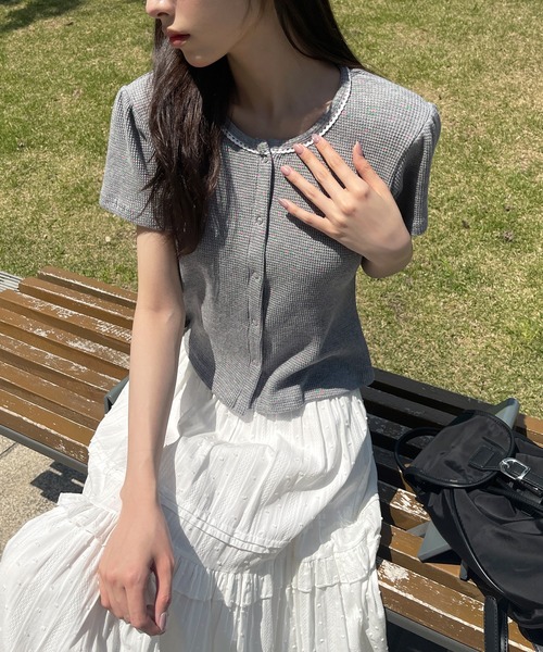 UNE MANSION（ユヌマンション）の「【UNE ORIGINAL】 ワッフル素材×花柄シルバートットレーストリミングボタン半袖カーディガン（カーディガン/ボレロ・レディース・オートミール/ネイビー/ホワイト/グレー・SMALL/MEDIUM）」の3枚目の写真