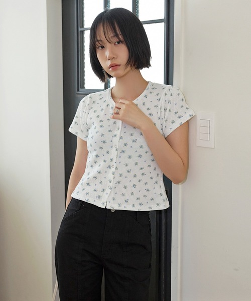 UNE MANSION（ユヌマンション）の「【UNE ORIGINAL】 ワッフル素材×花柄シルバートットレーストリミングボタン半袖カーディガン（カーディガン/ボレロ・レディース・オートミール/ネイビー/ホワイト/グレー・SMALL/MEDIUM）」の2枚目の写真