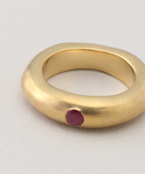 IENA LA BOUCLE(イエナラブークル)の「OCUCCI オクチ skiny single faceted ruby OJRG2601-SS #5(リング・レディース・ゴールド・FREE)」の4枚目の写真